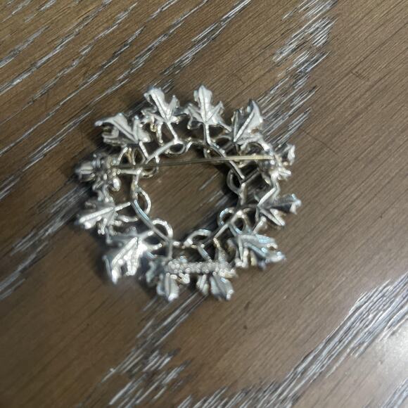 Vintage Sarah Coventry Leaf Wreath Brooch Pin Textured Costume Jewelry - Picture 4 of 6